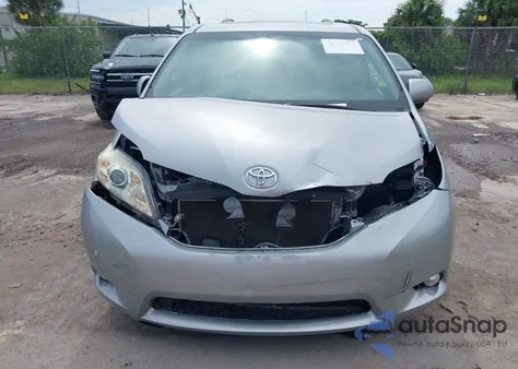 2015 Toyota Sienna Xle 8 Passenger z USA, uszkodzony, nr VIN 5TDYK3DC9FS670655